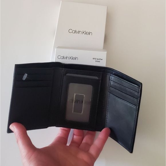 New in box authentic calvin klein real leather men's trifold wallet - Picture 3 of 5